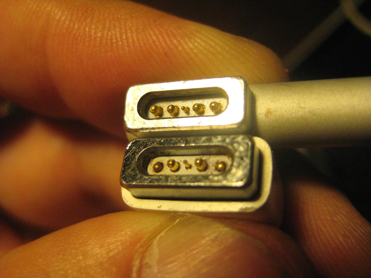 http://drop.kalio.net/drop/1421606916-2_power_connector.JPG